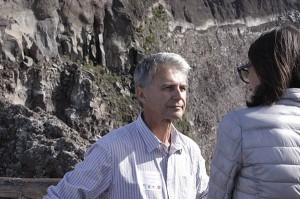 Il prof. Silvio Seno sul cratere del Vesuvio